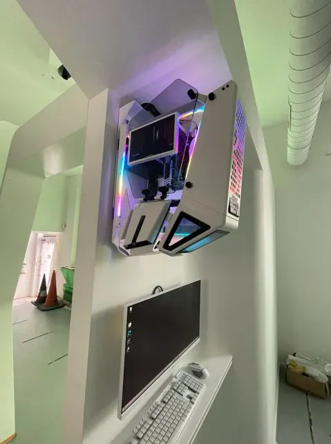 PC sur-mesure monté au mur