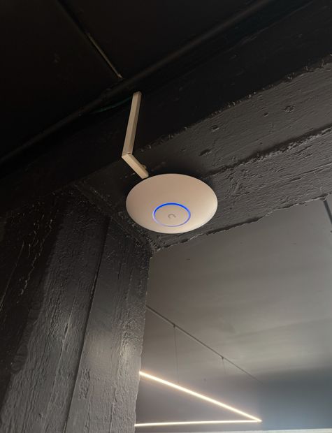 Point d'accès Wi-Fi plafonnier